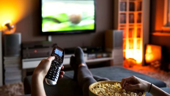 Studiu: Privitul excesiv la televizor crește riscul de boli coronariene