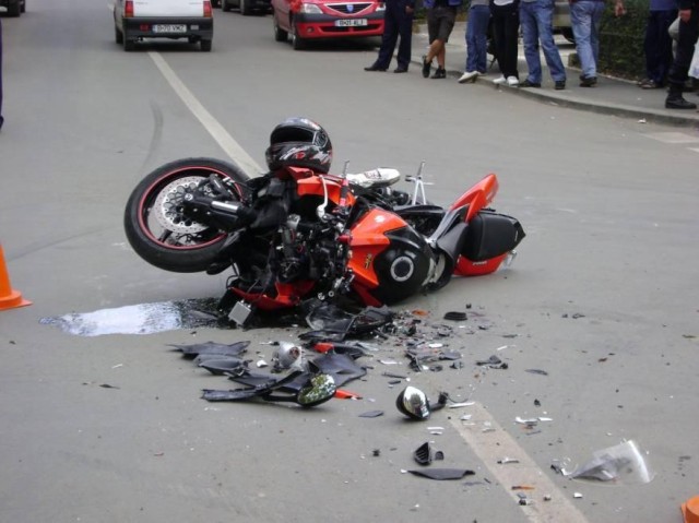Accident pe DN1: doi tineri aflaţi pe motocicletă, duşi la spital