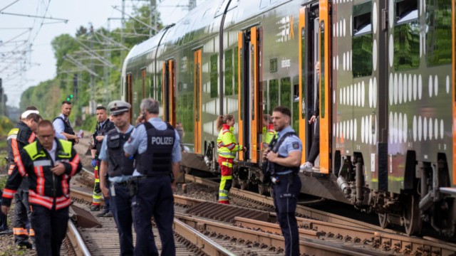 Mai mulţi răniţi în urma coliziunii între un tren şi un autobuz