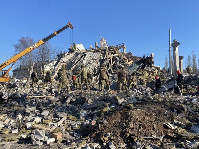 44 de corpuri descoperite sub dărâmăturile unui bloc de locuinţe din Ucraina