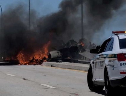 Un mort şi cinci răniţi după ce un avion s-a prăbuşit pe un pod din Miami. Video