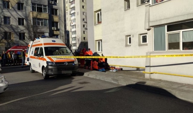 Un bărbat a murit după ce s-a aruncat de la etajul al doilea unui spital 