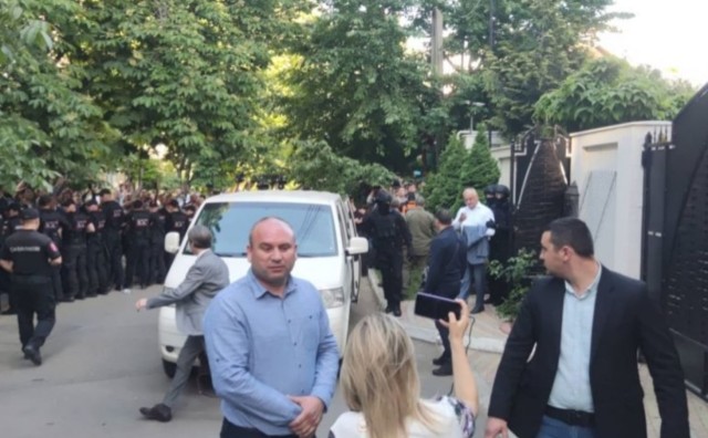 Bătaie ca-n filme în fața casei lui Igor Dodon. Video