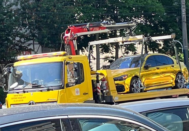 Bolidul cu numere de Anglia, care a parcat pe trotuar, ridicat de Poliția Locală