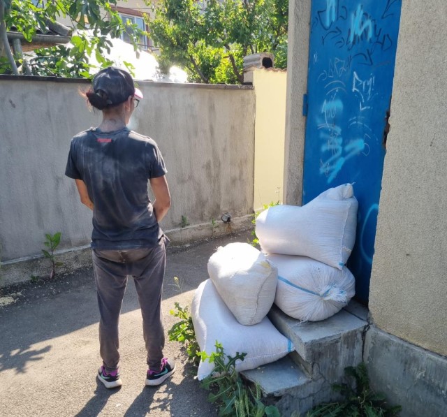 Prinsă în flagrant cu sacii plini cu cereale, furați din vagonul unui marfar
