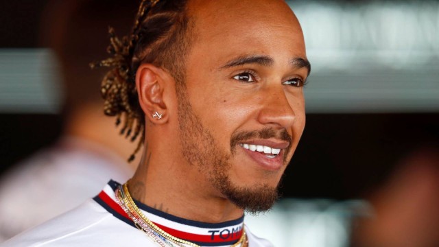 FIA îl mai păsuiește - Lewis Hamilton poate concura cu bijuterii şi piercinguri cel puţin până la 30 iunie