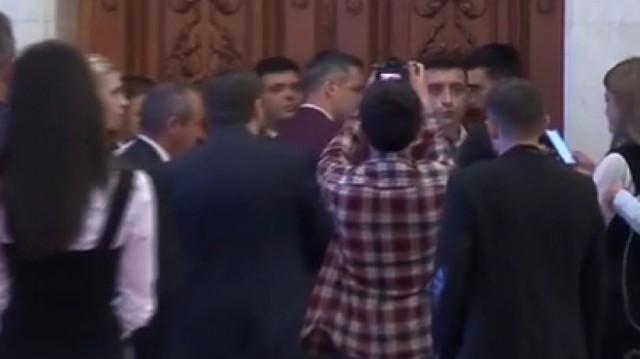 Scandal în Parlament. George Simion a forțat ușa biroului lui Marcel Ciolacu. Video