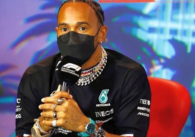 Auto: F1 - Hamilton refuză să-şi scoată bijuteriile în timpul curselor, aşa cum stipulează regulamentul FIA