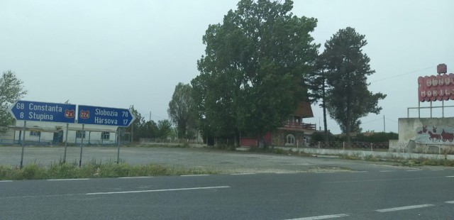 Autoturism răsturnat în zona Hanul Morii, pe DN2A