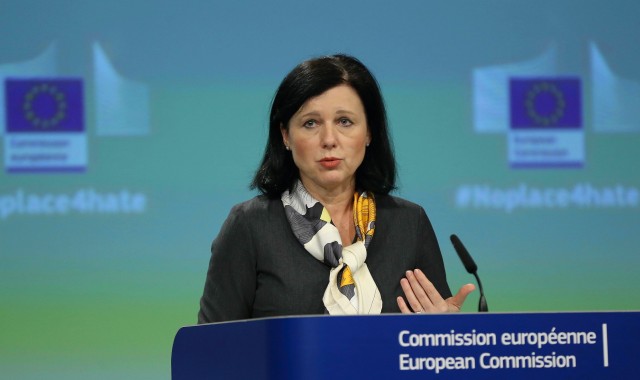 Norme mai stricte în materie de protecţie a consumatorilor, adaptate erei digitale, vor intra în vigoare sâmbătă