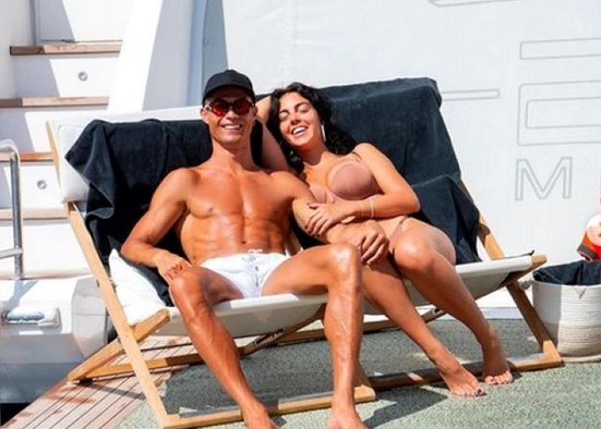 Ce bine arată fiul lui Cristiano Ronaldo! Cei doi au abdomenul identic