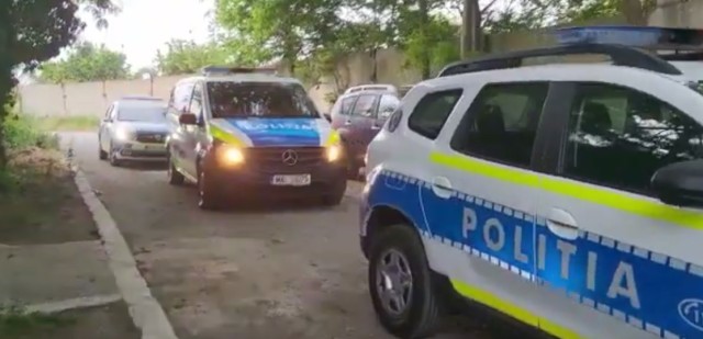 Trei persoane bănuite că ar fi furat o motocicletă, în Cogealac