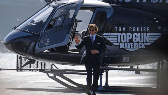 Tom Cruise, pe covorul roşu cu elicopterul la premiera mondială a noului său film, 'Top Gun: Maverick'