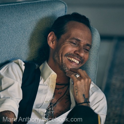 Cântăreţul Marc Anthony s-a logodit cu modelul Nadia Ferreira
