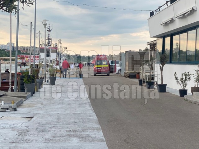 Ambulanţa SMURD, solicitată în Portul Tomis, pentru un om al străzii beat care făcea gălăgie. Video