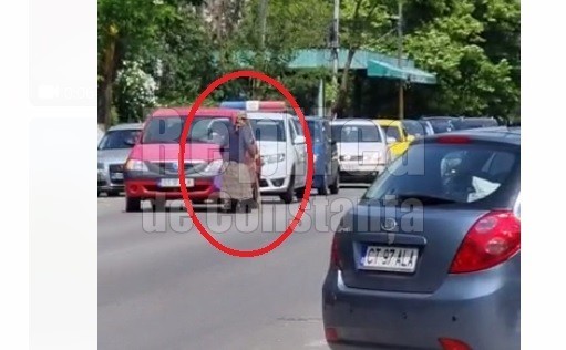 Poliţia trece nepăsătoare pe lângă o femeie care a creat haos în trafic! Video
