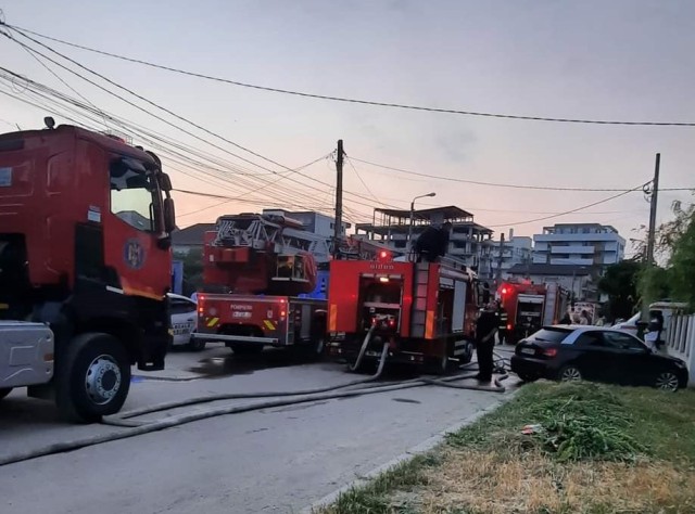 O casă a luat foc, în Mamaia Sat. Video