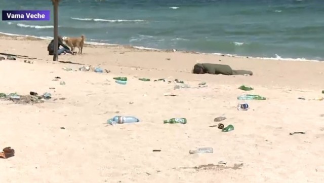 Peisaj dezolant lăsat în urmă de turiști în Vama Veche