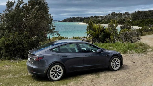 Apar maşinile Tesla pe străzile din oraş! Video
