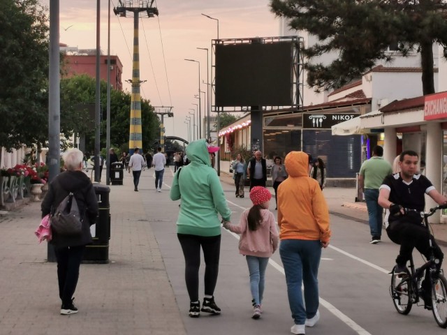 Promenada din Mamaia, plină de oameni, ca în vremurile bune!