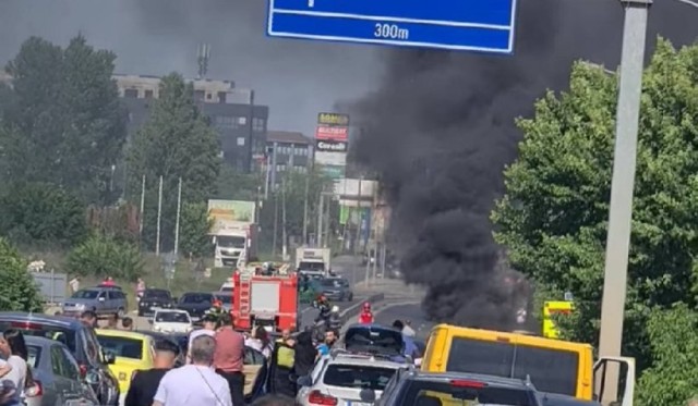 O mașină a luat foc pe A2: trafic restricționat