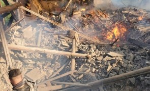 Volodimir Zelenski: rușii au bombardat o școală și au ucis 60 de civili. Video