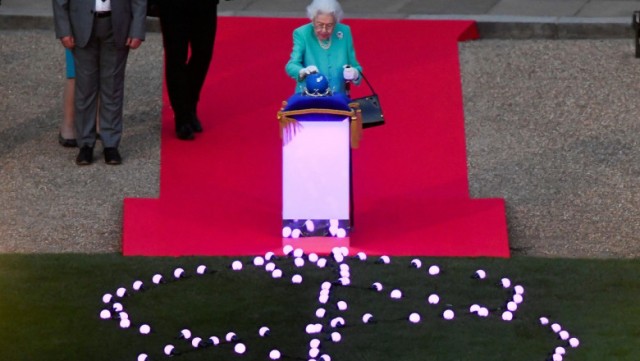 Regina Elisabeta a II-a, a doua apariție publică în decurs de câteva ore