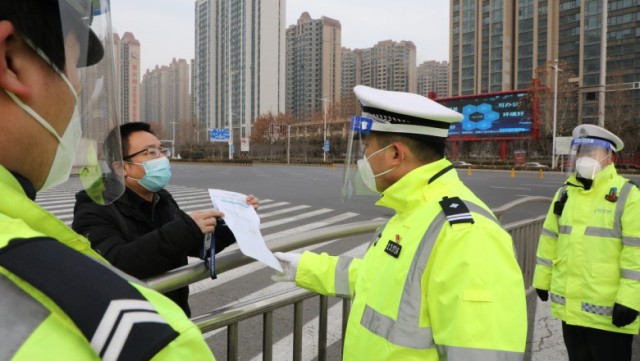 Un bărbat care nu a respectat regulile de izolare a băgat în carantină mii de locuitori din Beijing