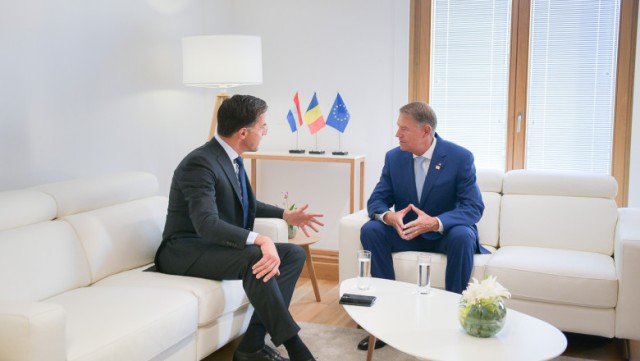 Klaus Iohannis a discutat cu Mark Rutte despre securitatea regională