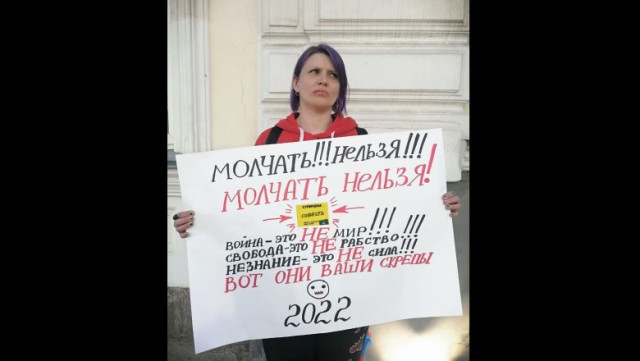 O activistă rusă şi-a cusut gura în semn de protest faţă de războiul din Ucraina