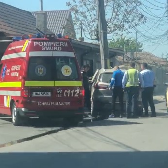 Autoturism intrat în stâlp, pe strada Vârful cu Dor. Video