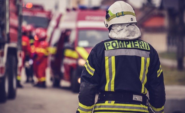 Pompierii intervin pentru stingerea unui incendiu, pe malul canalului din Cernavodă