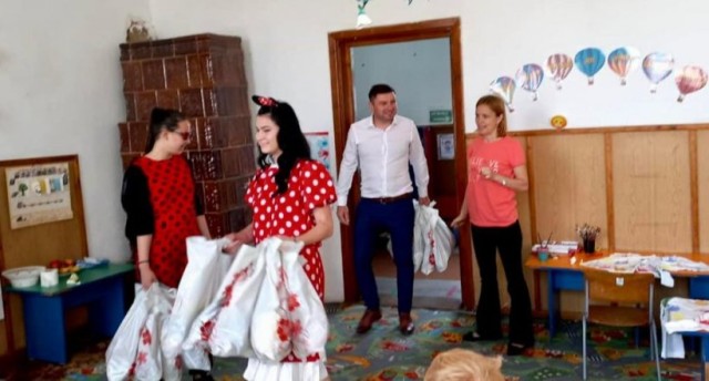 Un primar și-a donat salariul pentru a oferi cadouri copiilor, de 1 Iunie