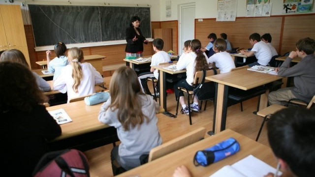 În lipsă de soluții, Ministerul Educației vrea ca profesorii să rămână titulari până la 70 de ani