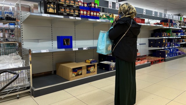 Tot mai mulți britanici sar peste mese, din cauza prețului alimentelor