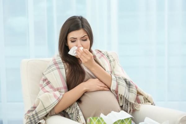 Răceala în sarcină: cauze, simptome, tratament & remedii naturiste