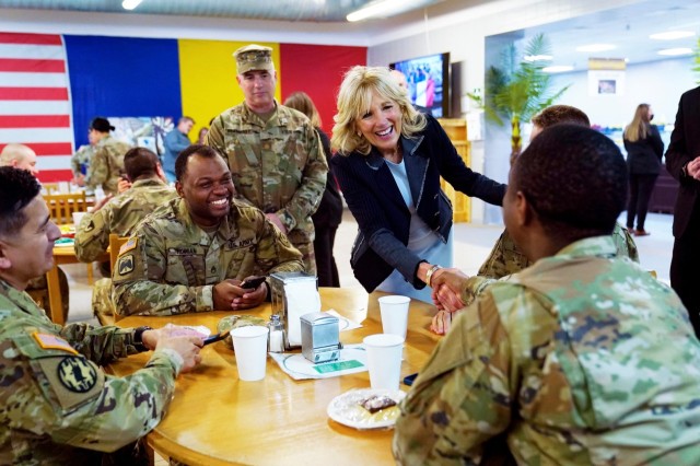 Ce cadou le-a făcut Jill Biden militarilor americani de la Baza NATO. Video
