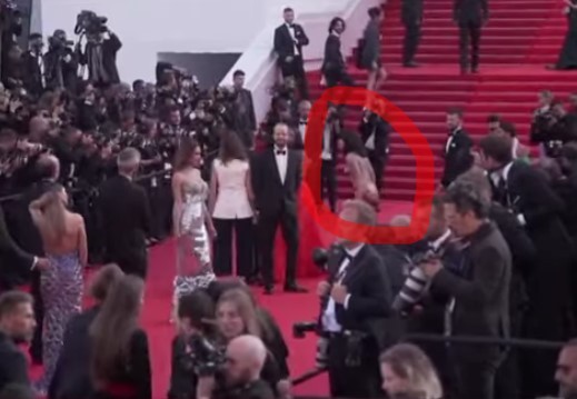 Protest inedit la Cannes: o femeie s-a dezbrăcat pe covorul roșu. Video