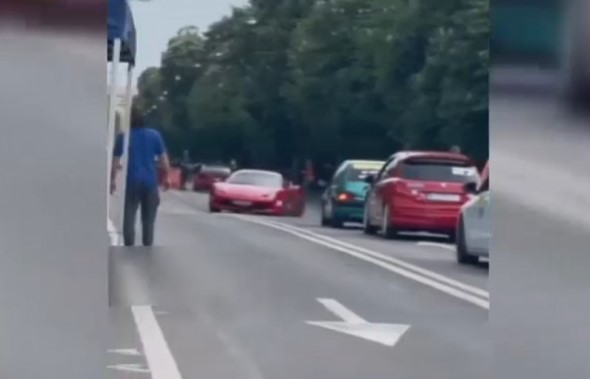 Un Ferrari scăpat de sub control a lovit două mașini. Mai mulți oameni au scăpat ca prin minune. Video