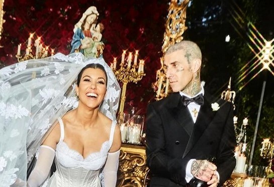 Kourtney Kardashian, mireasă în cea mai scurtă şi strâmtă rochie posibil