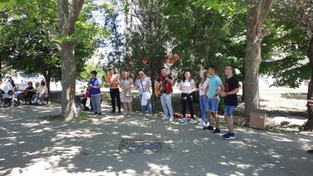 Un grup de sectanți`agață`noi adepți, în Tomis 3. Video