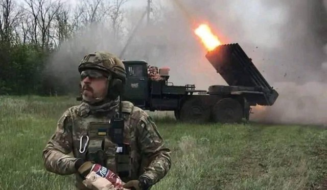 Ucraina: Un soldat mănâncă chipsuri în timp ce un lansator de rachete trage în spatele lui. Video