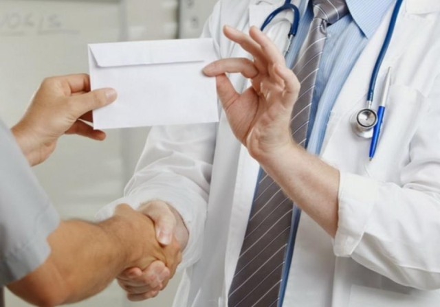 Medic celebru, prins în flagrant, în timp ce îi cerea mită unui copil pentru o operație
