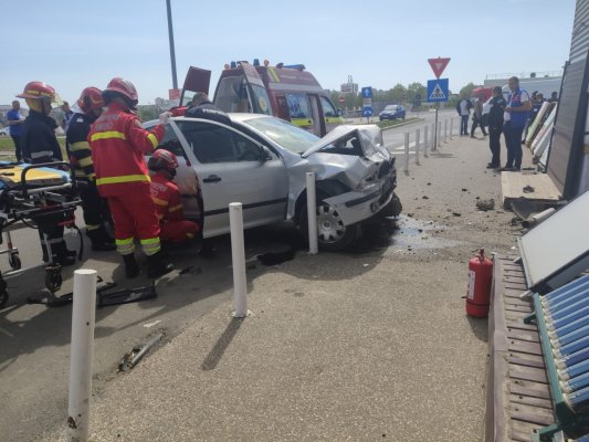O mașină s-a făcut praf în parcarea de la Bricostore. Două persoane au ajuns la spital. Video