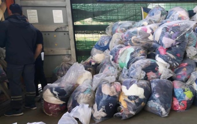 Peste 14 tone de produse second-hand, oprite de Garda de Mediu Constanţa, la intrarea în ţară