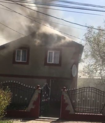 Incendiu la o casă în Costinești. Video
