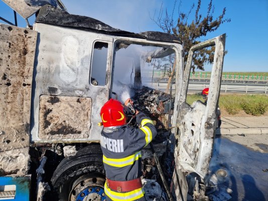 Cabina unui TIR s-a făcut scrum, pe autostrada A2