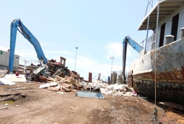 Cum se dezmembrează barjele în Portul Constanţa! S-a lăsat cu amenzi