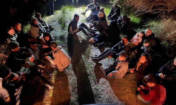 27 de migranți ajutați de două călăuze, descoperiți de polițiștii Gărzii de Coastă. Video