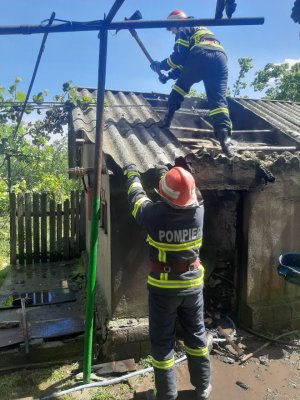 Incendiu la o casă din cauza unui scurtcircuit. Un bărbat a suferit arsuri